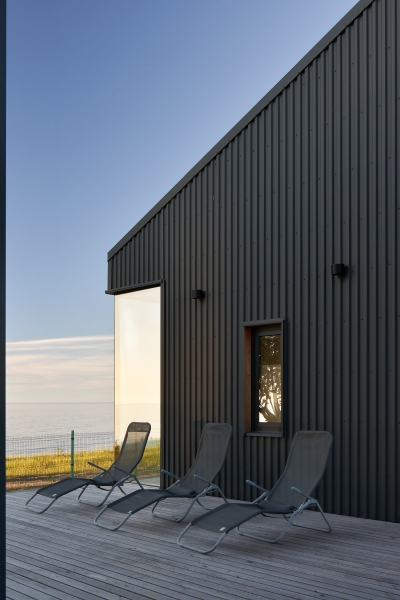 Дом с панорамными окнами на берегу Балтийского моря