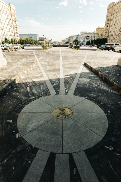 Экспозиция “Остров Триумфальных ворот” на Кутузовском проспекте по проекту бюро Wowhaus