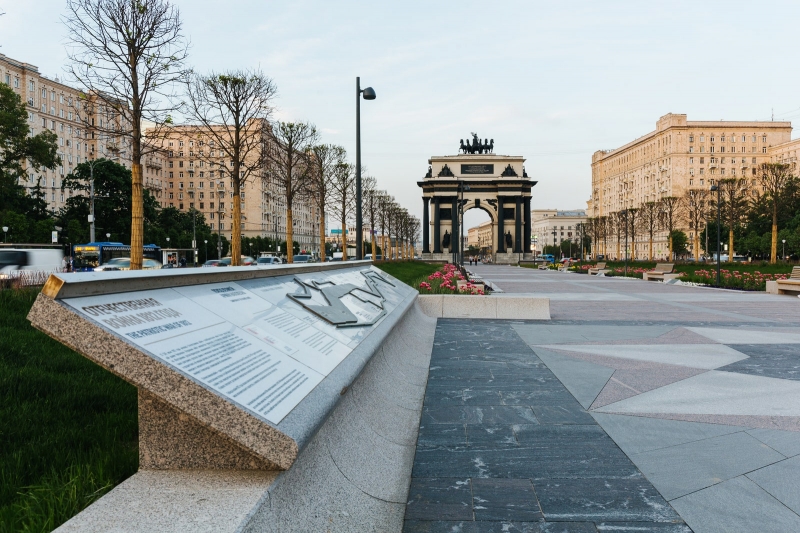 Экспозиция “Остров Триумфальных ворот” на Кутузовском проспекте по проекту бюро Wowhaus