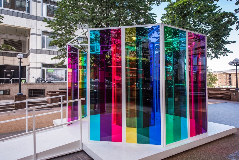 Инсталляция из разноцветного стекла в Лондоне