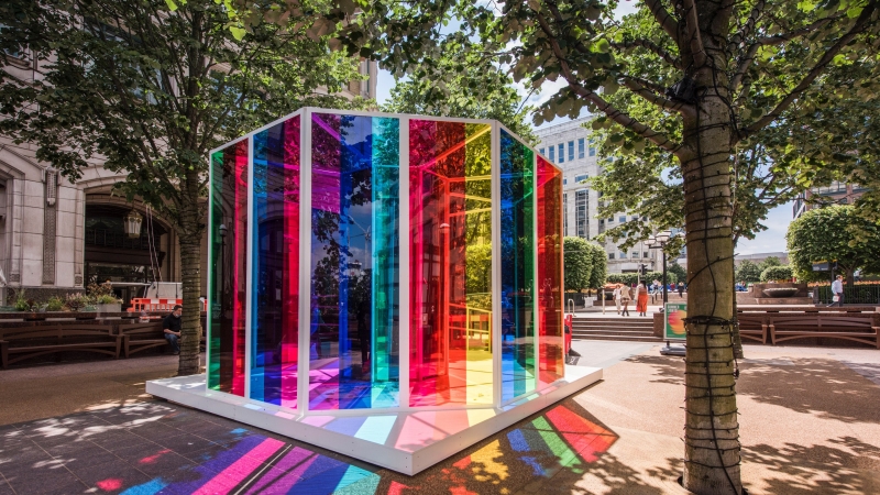 Инсталляция из разноцветного стекла в Лондоне