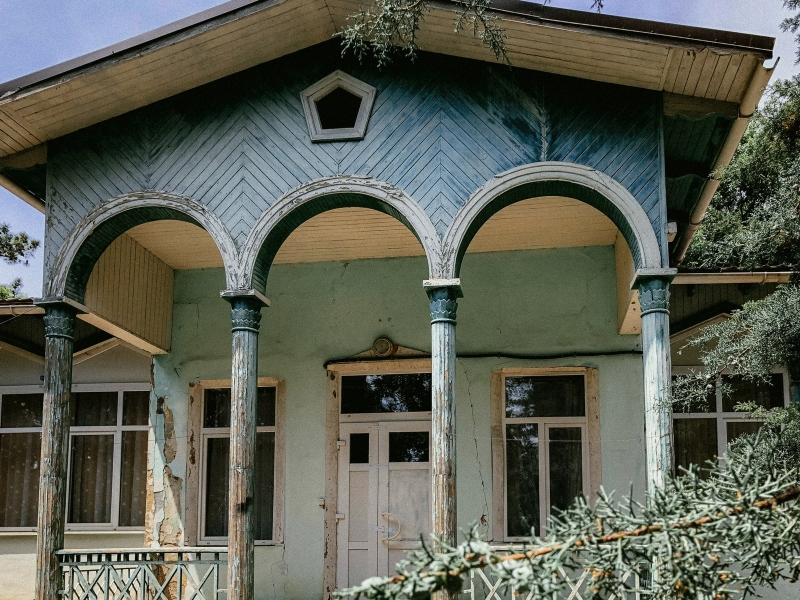 Курорт-призрак: история и фотографии заброшенных дач Алупки