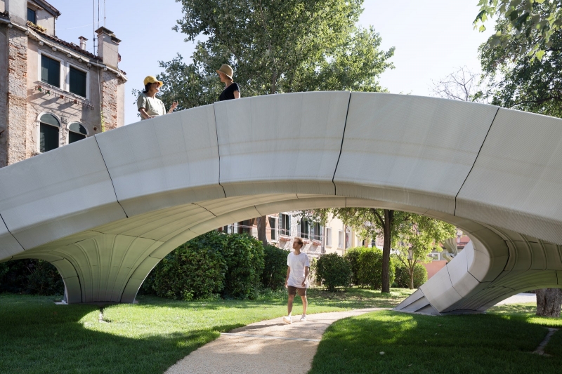 На Венецианской архитектурной биеннале появился пешеходный мост Striatus, напечатанный на 3D-принтере
