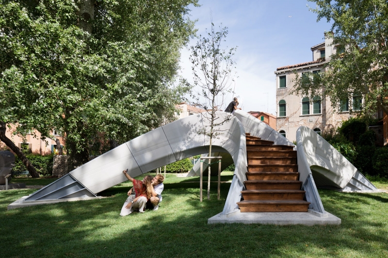 На Венецианской архитектурной биеннале появился пешеходный мост Striatus, напечатанный на 3D-принтере