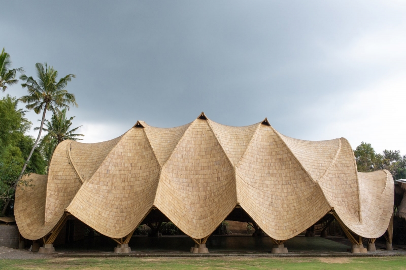 Спортивная площадка с бамбуковой крышей на Бали