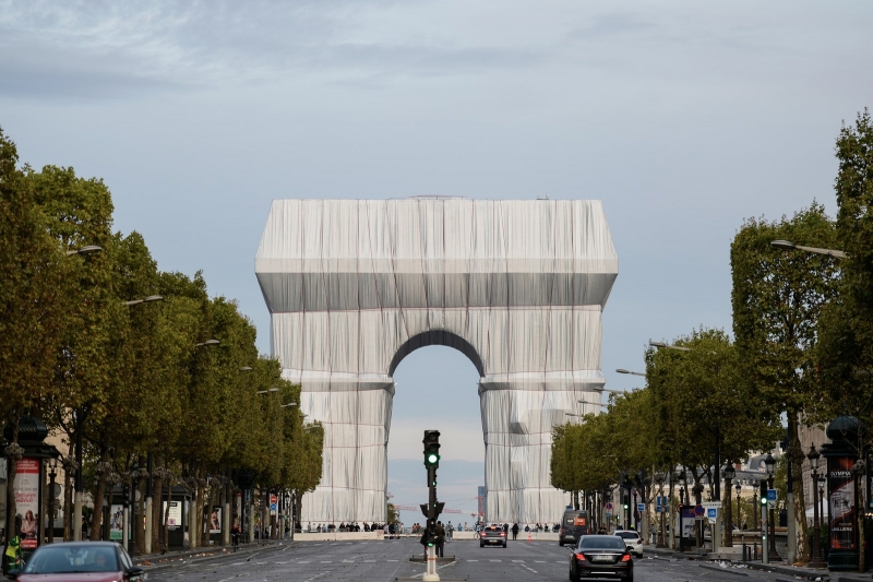 Упакованная Триумфальная арка в Париже
