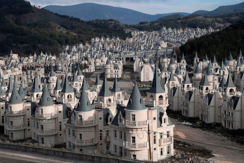 Завораживающие фотографии заброшенного города-призрака со сказочными замками