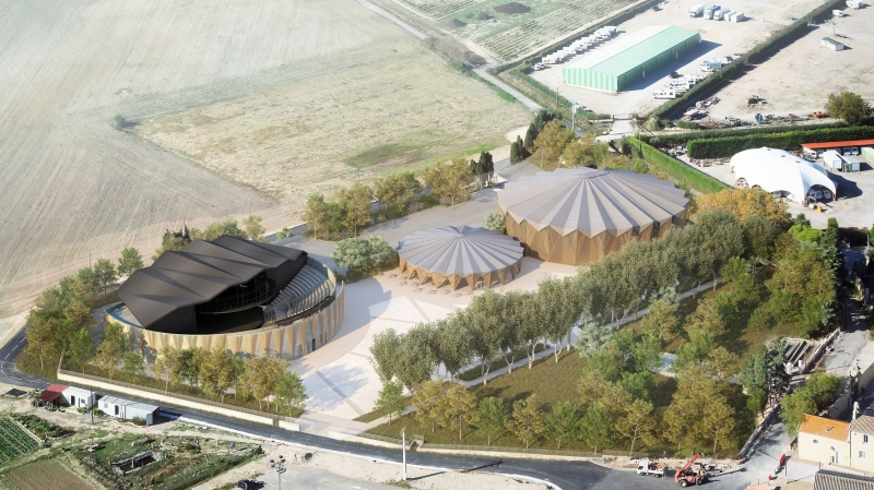 Здание театра в виде цирковых шатров во Франции